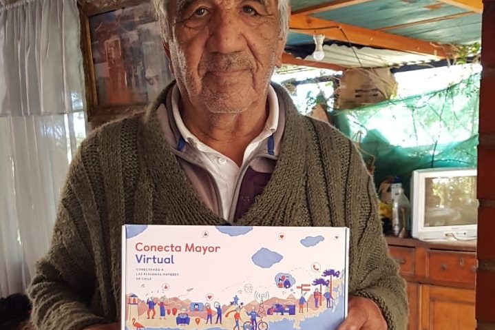 Adultos-mayores-Pichasca-celular